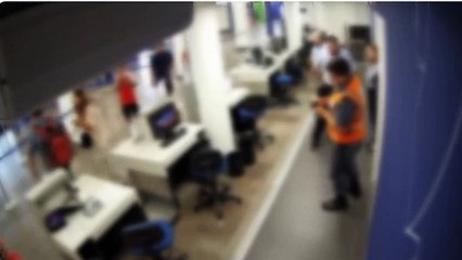 VÍDEO: Após perder voo, passageiro vandaliza aeroporto e ameaça funcionários