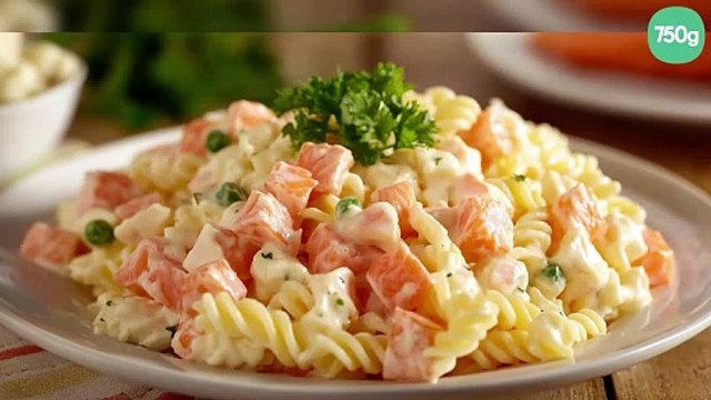 Salade de pâtes, surimi et saumon fumé
