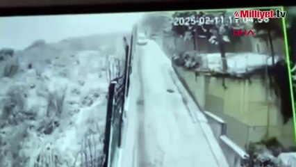 Başakşehir’de karlı yokuşta kayan otomobilin sürücüsü araçtan atladı