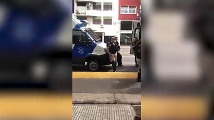 Policía afuera de la exEsma antes del show de Milo J