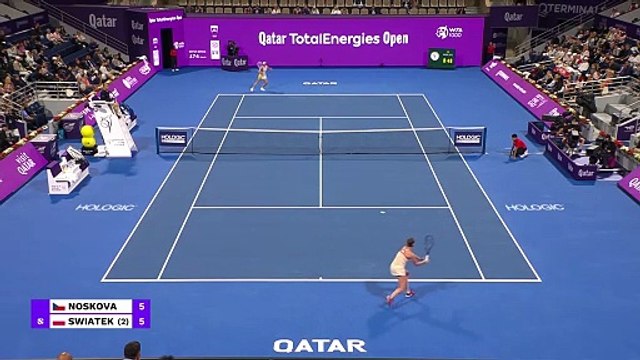 Swiatek survives early scare to beat Noskova