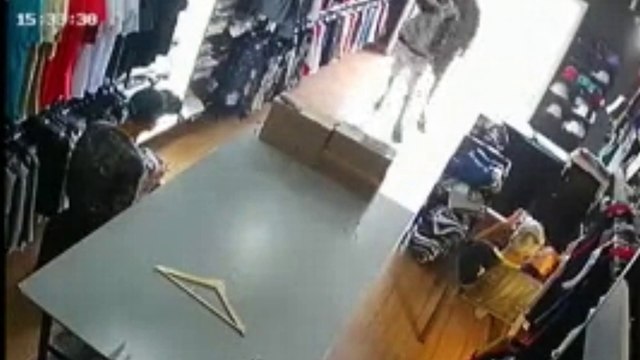 Ladrão atira na própria perna durante assalto a loja de roupas