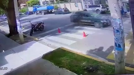En segundos, un ‘motoladrón’ invadió una acera para robar a una transeúnte en Cochabamba