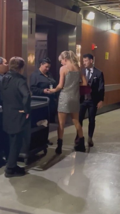 Taylor Swift tipping workers at a Grammys after-party.