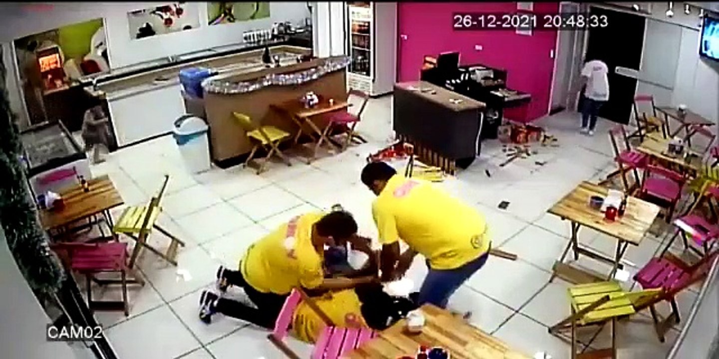 ¡Lo dejaron helado! Ladrón intenta robar negocio y recibe paliza
