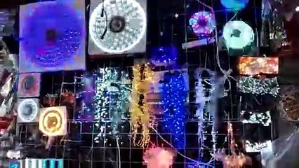 Dan comerciantes toque mágico a la Navidad