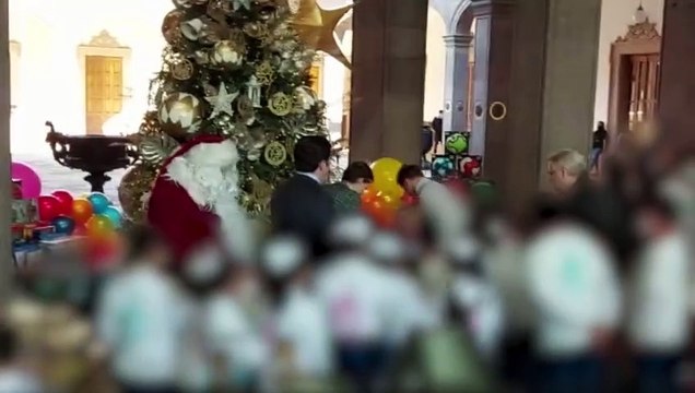 Entrega más de 5 mil juguetes Saúl Canelo Álvarez a DIF Capullos