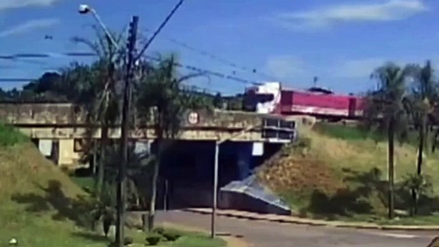 Caminhão-tanque explode após colisão em rodovia no Paraná