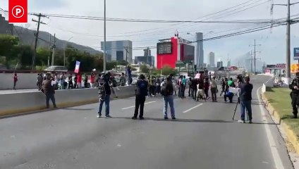 Protestan migrantes en Monterrey; paralizan la vialidad