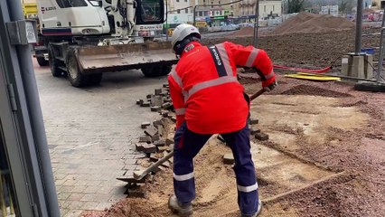 LE CREUSOT : Derniers pavés enlevés place Schneider