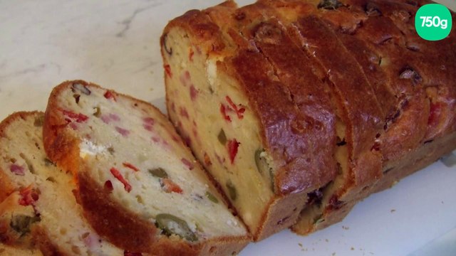 Cake aux olives, tomates séchées et bacon