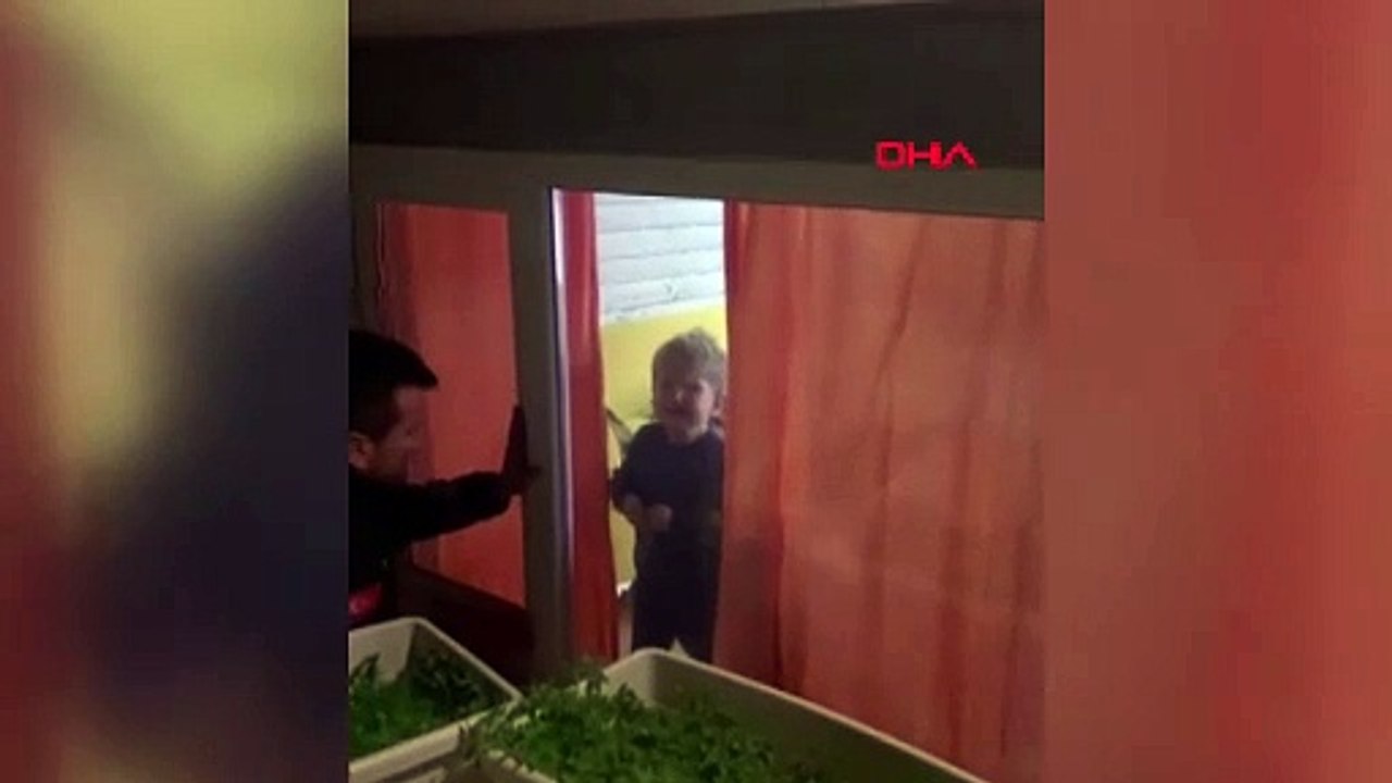 İtfaiyeci baba, oyun oynarken odada kilitli kalan oğlunu kurtardı; o anlar kamerada