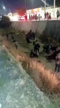 Volcadura de camión de Ruta 13 deja 20 lesionados; cayó en arroyo de Escobedo