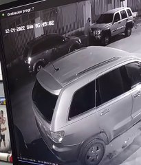 VIDEO: Buscan a ladrón de baterías de automóviles