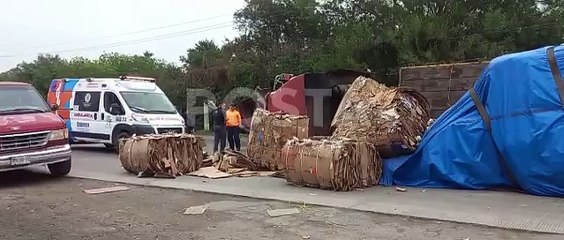 Vuelca tráiler con cartón en Cadereyta; hay un lesionado