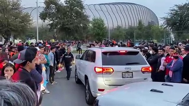 Viven fans de Bad Bunny caos para poder entrar al BBVA