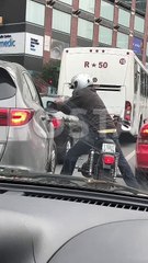 VIDEO: En pleno #25N motociclista agrede a mujer en Monterrey