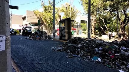 Tiran toneladas de basura en Congreso del Estado con camiones de Simeprode