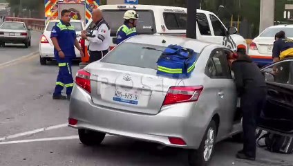 Choca auto contra luminaria en Ciudad Universitaria; hay dos lesionados