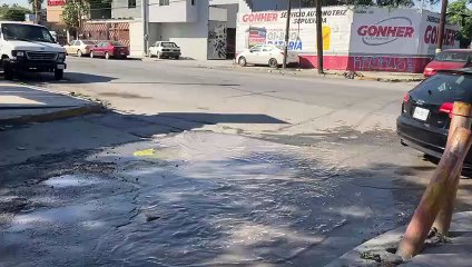 Denuncian vecinos de San Rafael mega baches y fugas de aguas negras