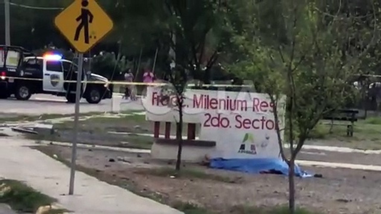 Choca contra poste de la CFE y muere conductor en Apodaca; hay un herido