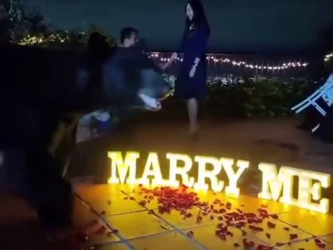 Vive pareja del momento noche mágica con oso en San Pedro