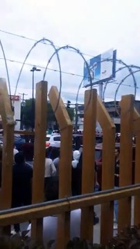 VIDEO: Normalistas bloquean avenida Venustiano Carranza en Monterrey