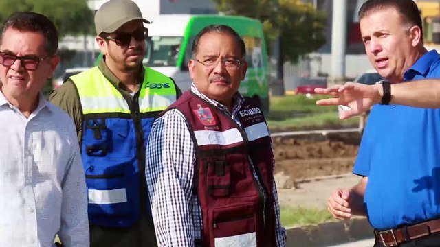 Andrés Mijes supervisa trabajos de rehabilitación en Av Sendero de Escobedo
