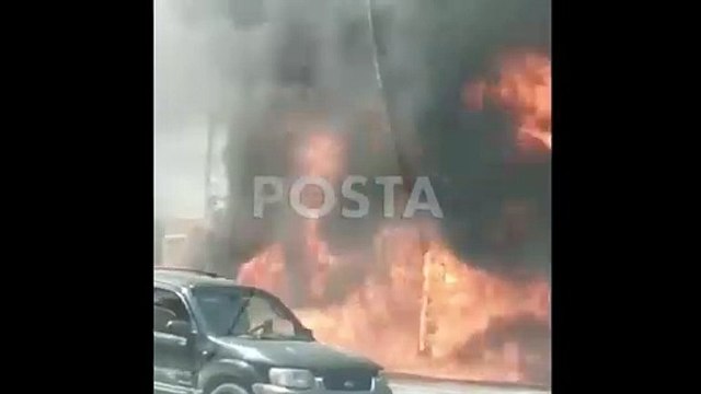 VIDEO: Moviliza incendio de camión en centro de Monterrey