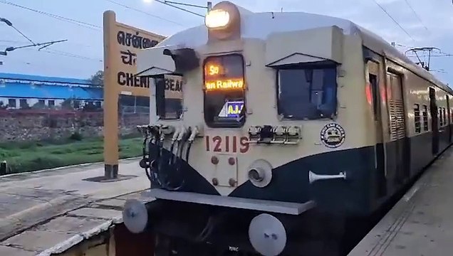 VIDEO: चार लाख यात्रियों वाले उपनगरीय टर्मिनल पर बैठने के लिए केवल चार बेंच