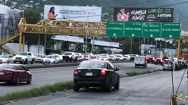 Caos por carambola en la avenida Eugenio Garza Sada