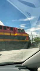 ¡Chuza! Tren embiste a dos autos en la carretera a Monclova