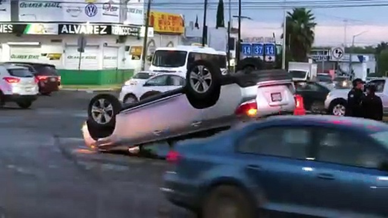 Conductora choca y vuelca su automóvil por exceso de velocidad en Guadalupe