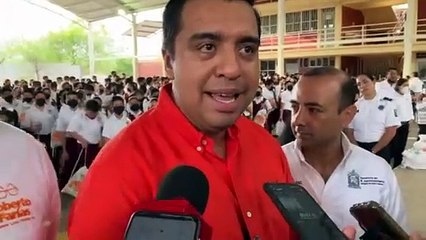 Apoya Jesús Nava a familias con entrega de útiles escolares