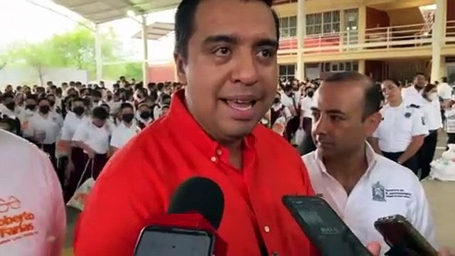 Apoya Jesús Nava a familias con entrega de útiles escolares