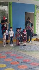 ¡Saludar ya! Escolta de niños se equivoca de saludo en Honores a la Bandera