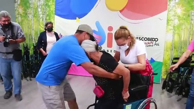 Gobierno de Escobedo entrega sillas de ruedas a ciudadanos