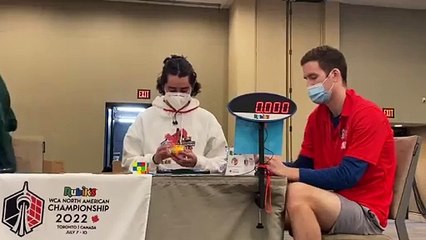 Joven poblano rompe récord en armado de cubo Rubik