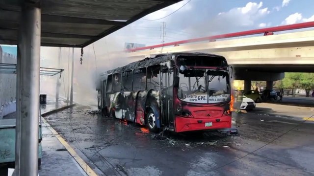 Incendio consume camión urbano de la ruta 219 en Monterrey