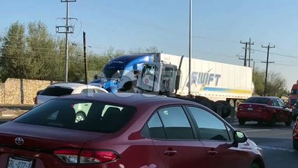 VIDEO: Chocan tráileres y colapsan vialidad en carretera a Laredo