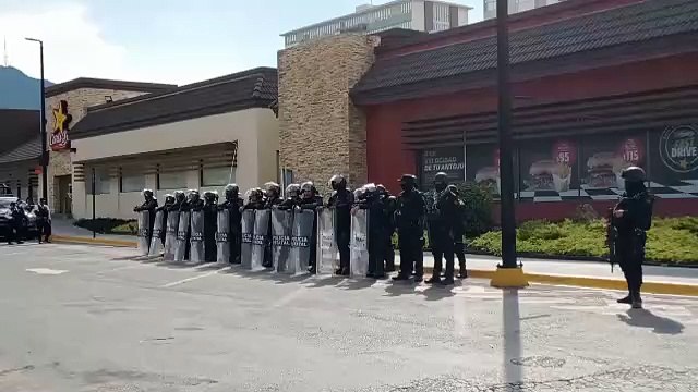 VIDEO: Resguardan policías avenida Garza Sada ante amenaza de bloqueo