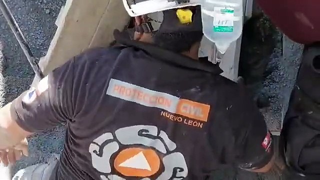 Liberan a trabajador en bloquera, quedo atrapado entre la arena