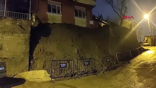 İstinat duvarı yıkılan bina boşaltıldı! Korku dolu anlar kamerada!