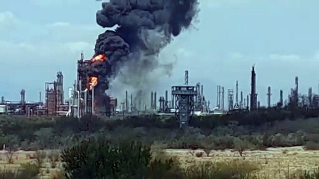 Controlan incendio en refinería de Pemex en Cadereyta