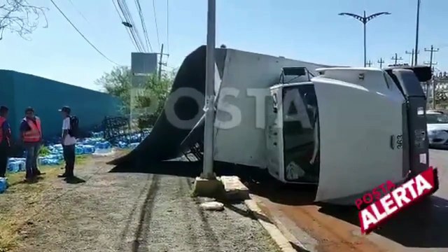 Vuelca camión con garrafones de agua potable en Juárez