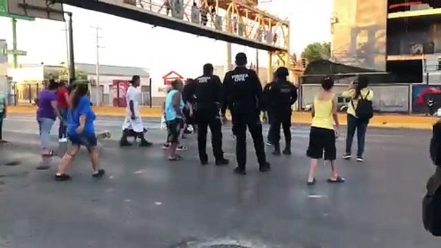 ¡Sin agua y luz! Bloquean vecinos de la Sierra Ventana avenida Garza Sada