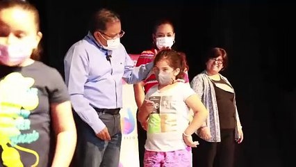 Entrega Andrés Mijes vales para lentes gratuitos a niños y niñas