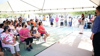 Entrega Cristina Díaz escrituras a familias en la colonia CNOP