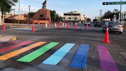 Pintan paso peatonal con bandera arcoíris; buscan inclusión en Nuevo Laredo
