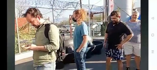 Largas filas por venta de tinacos en Carretera Nacional